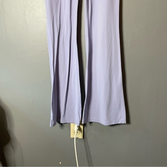 All in Motion lavender flare yoga pants women’s size large - Picture 3 of 8